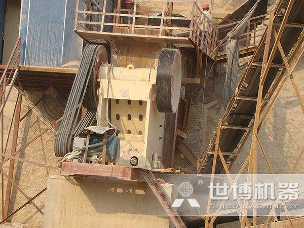 顎式破碎機碎石現場(chǎng)