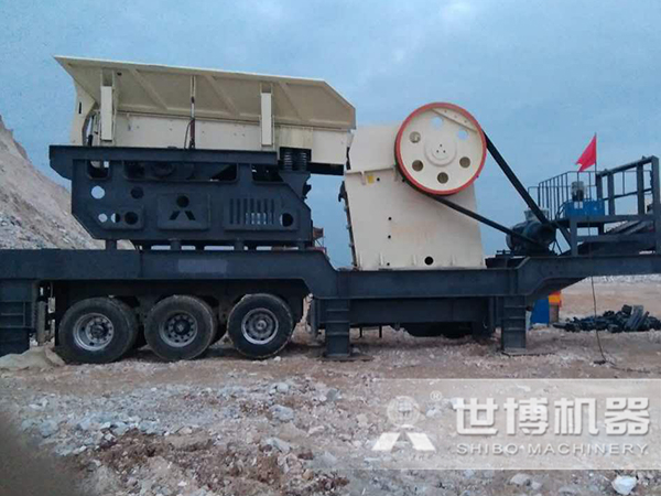 移動(dòng)碎石破碎機安裝現場(chǎng)