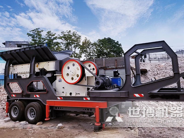 移動(dòng)混凝土廢料粉碎現場(chǎng)