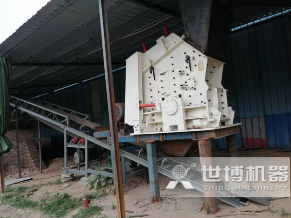 沖擊破碎原理的反擊式破碎機現場(chǎng)