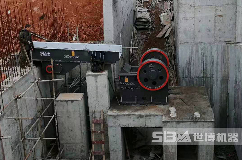 破碎機喂料機正在安裝