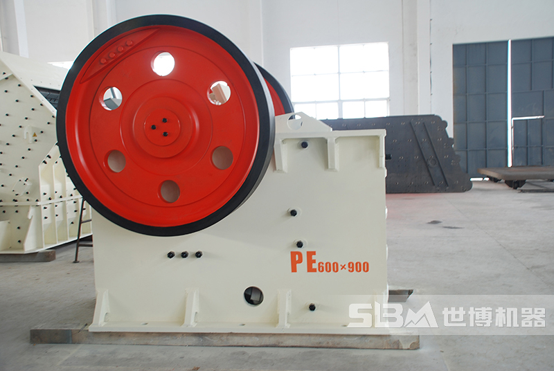 PE600x900顎式破碎機，時(shí)產(chǎn)120噸碎石機