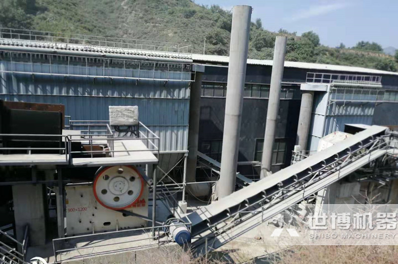 大型碎石機設備現場(chǎng)圖