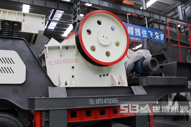 移動(dòng)砂石粉碎機