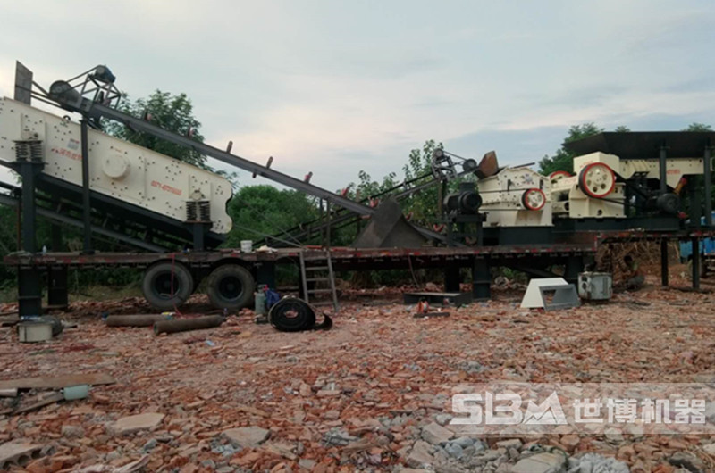 建筑工地小型磚渣粉碎機現場(chǎng)