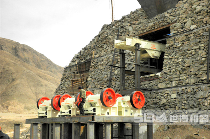 顎式破碎機現場(chǎng)圖