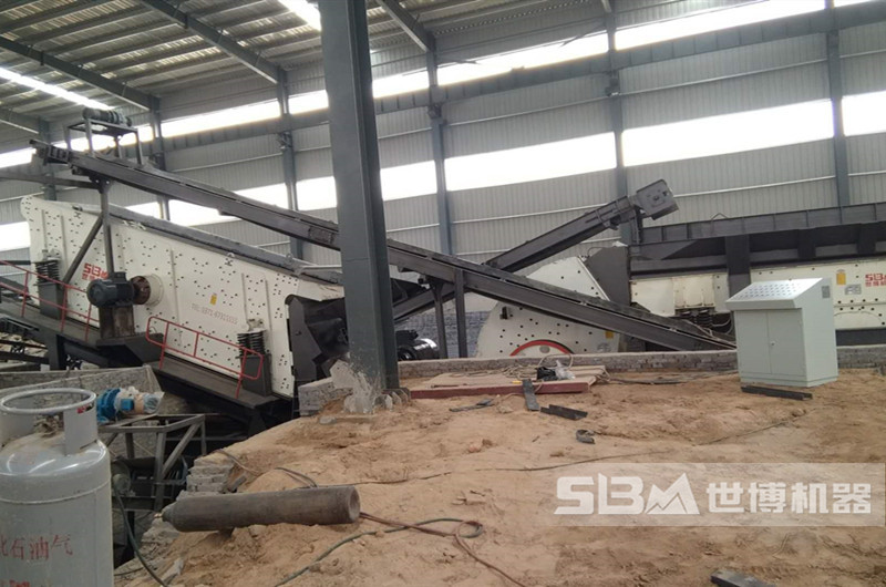 石料廠(chǎng)大型移動(dòng)破碎機生產(chǎn)現場(chǎng)