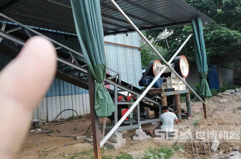 PE250x400軋石機現場(chǎng)圖