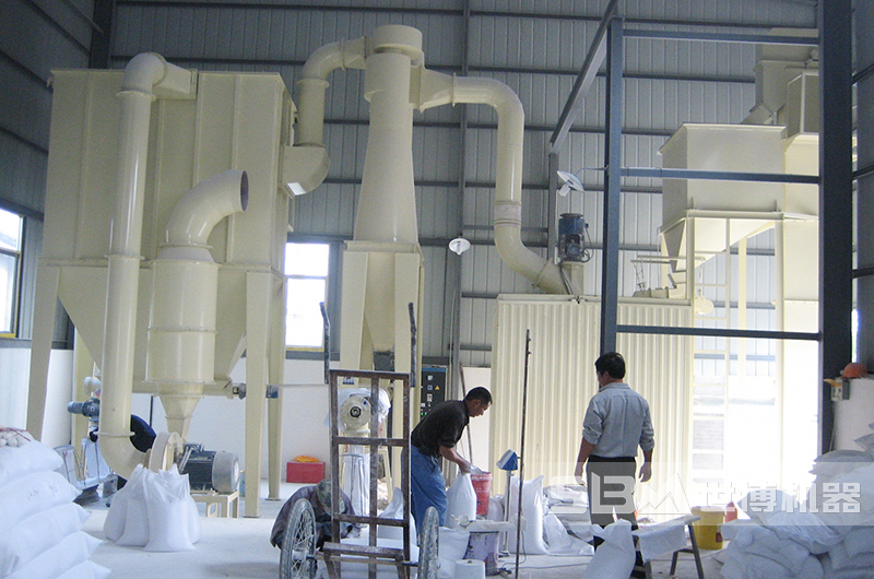 磨粉機及除塵器工作現場(chǎng)