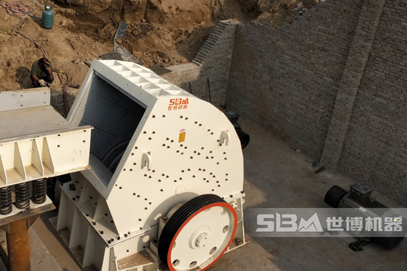 擺錘式大型石料破碎機安裝現場(chǎng)