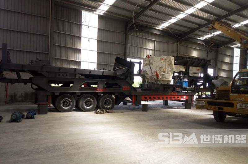 移動(dòng)250大口反擊破碎機正在安裝