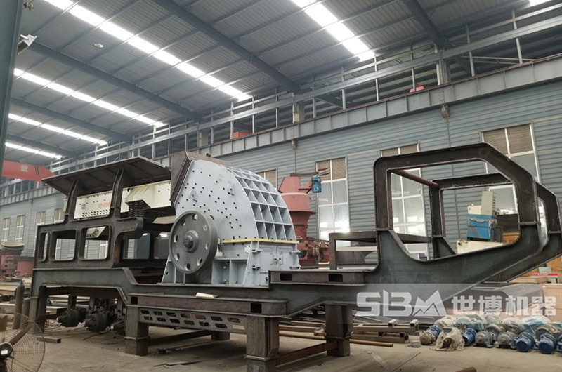 重錘破碎機廠(chǎng)家，圖為河南世博廠(chǎng)家生產(chǎn)的移動(dòng)重錘破碎機