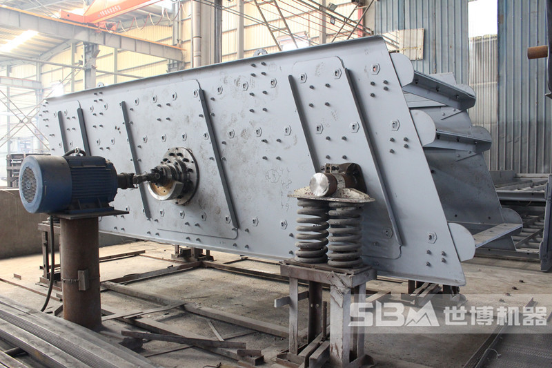 大型篩砂石料機，振動(dòng)篩生產(chǎn)車(chē)間