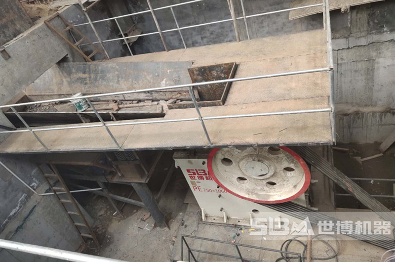 顎式破碎機破碎石頭現場(chǎng)