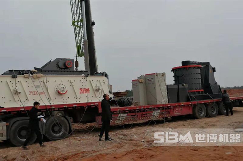 復合式破碎治沙機運輸到現場(chǎng)