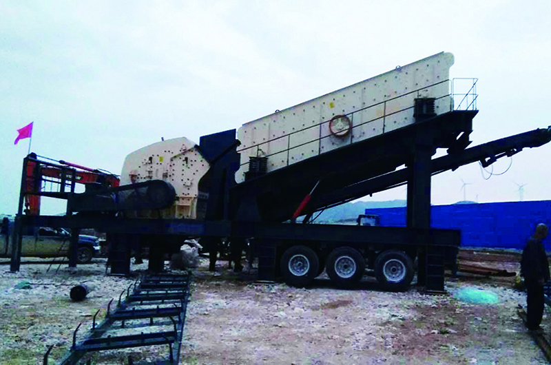 移動(dòng)石料破碎設備安裝調試現場(chǎng)