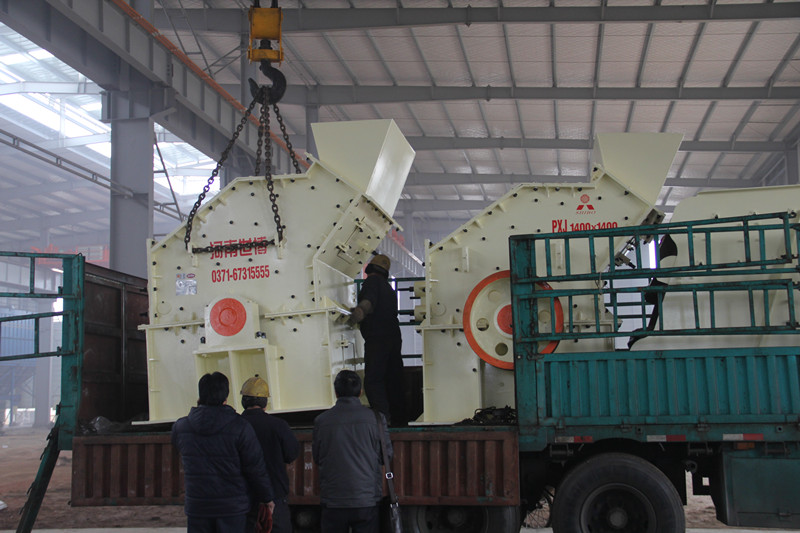 PXJ1400×1400型號的細碎機裝車(chē)