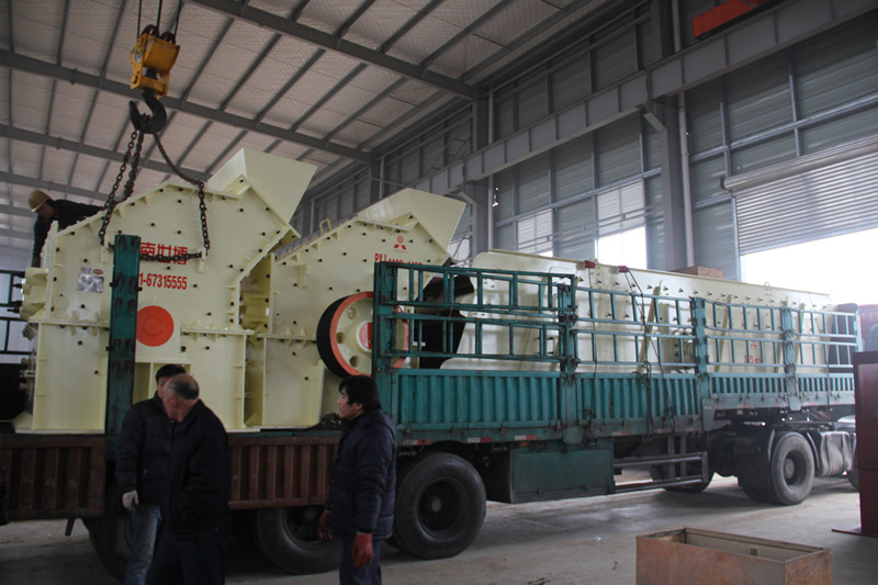 兩臺1414細碎機和一臺振動(dòng)篩發(fā)貨