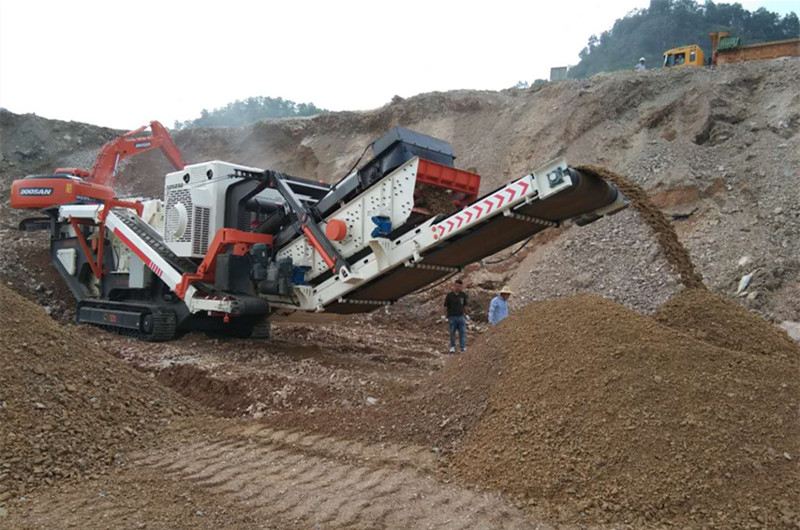 履帶移動(dòng)石頭破碎機現場(chǎng)