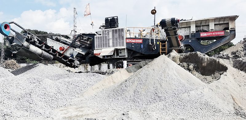 移動(dòng)式柴油發(fā)動(dòng)機破碎機現場(chǎng)