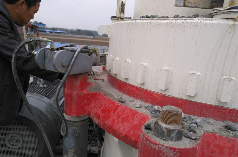 大型圓錐破電機拆卸現場(chǎng)