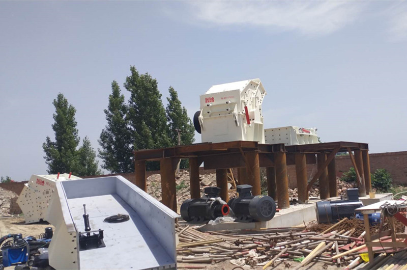 開(kāi)封尹總采石場(chǎng)設備安裝現場(chǎng)