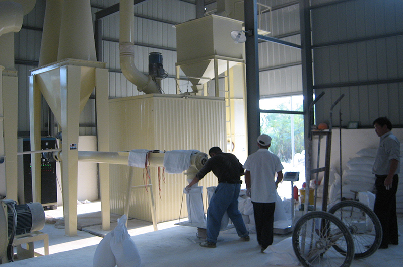 膩子粉生產(chǎn)現場(chǎng)圖