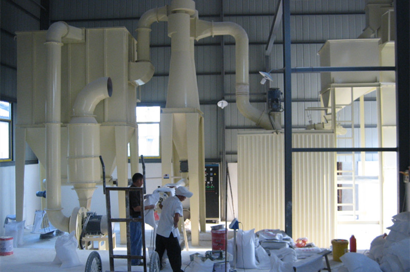 膩子粉磨粉生產(chǎn)包裝現場(chǎng)