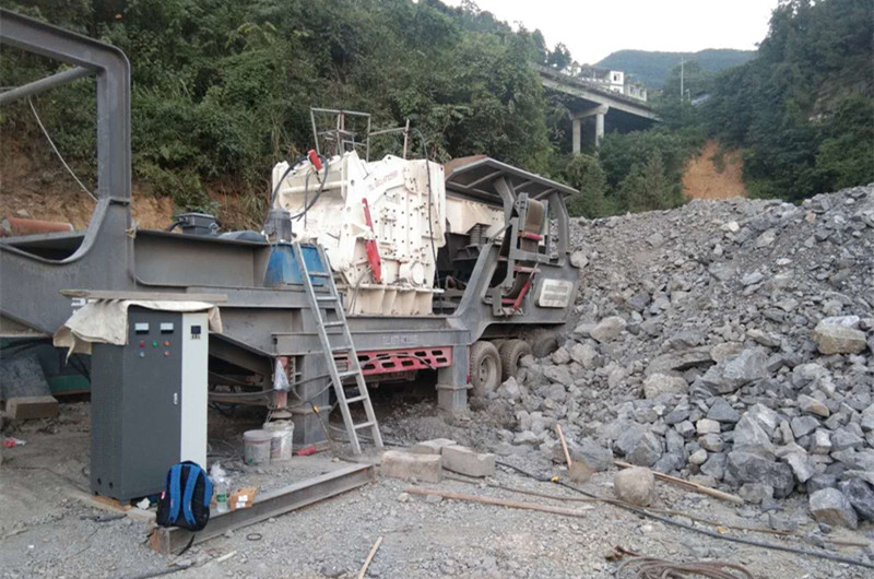 移動(dòng)石頭破碎機現場(chǎng)圖