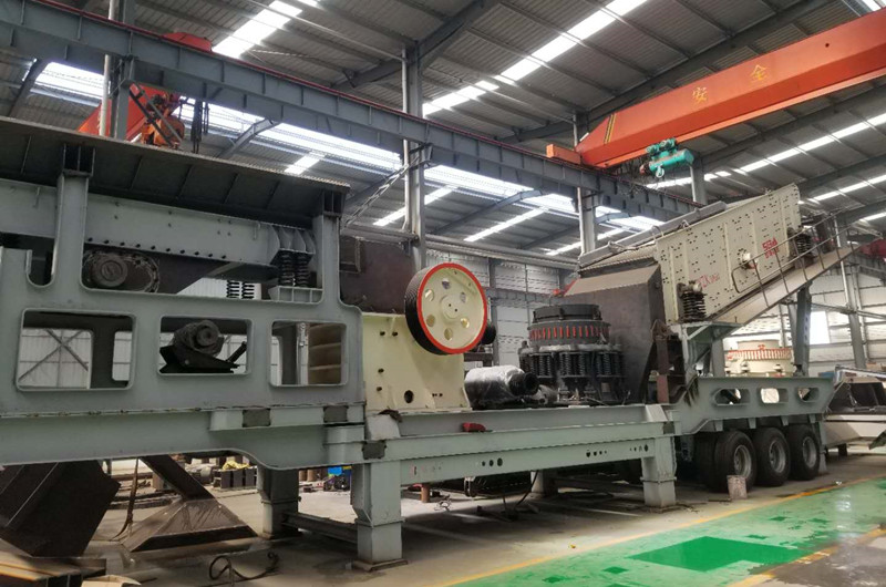 69顎破四組合移動(dòng)站生產(chǎn)車(chē)間，半成品