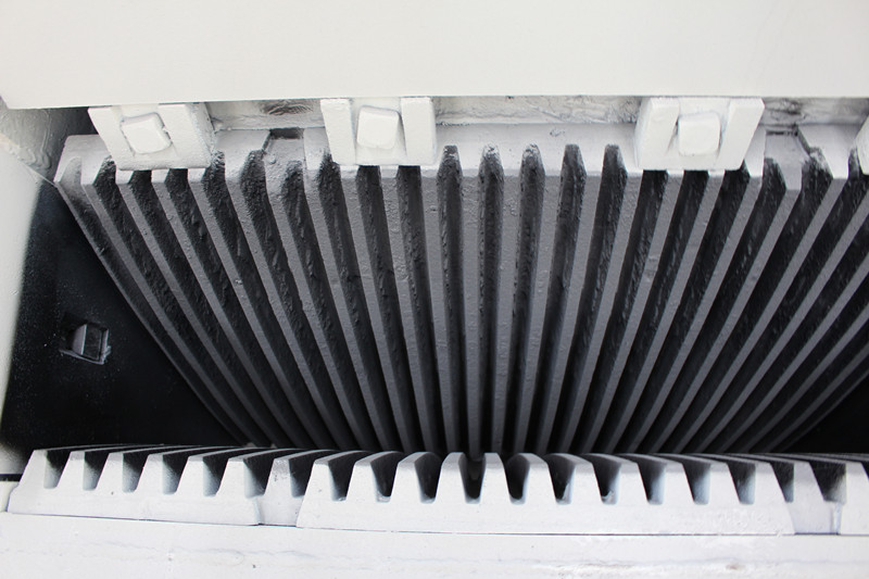 PEX細鄂破鄂板夾角小，出料細