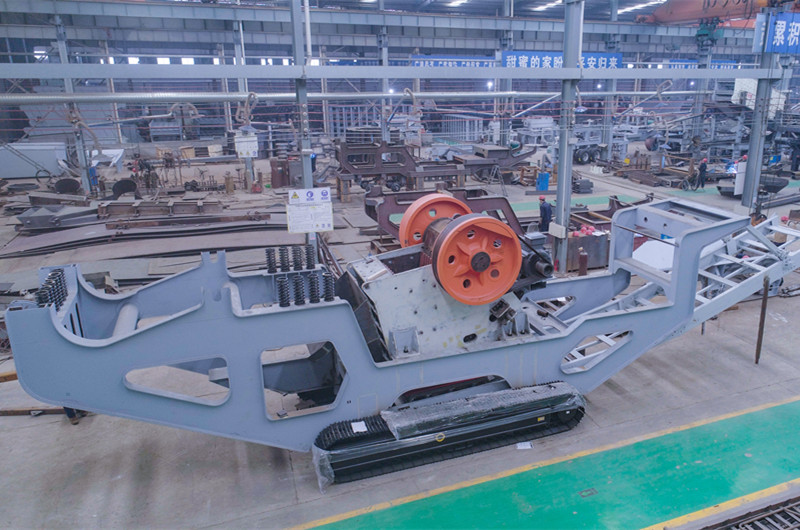 69顎破履帶移動(dòng)破碎機半成品，生產(chǎn)車(chē)間圖