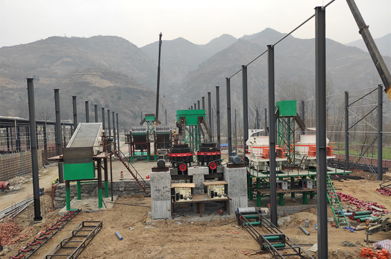 圓錐破碎機、制砂機、振動(dòng)篩安裝現場(chǎng)