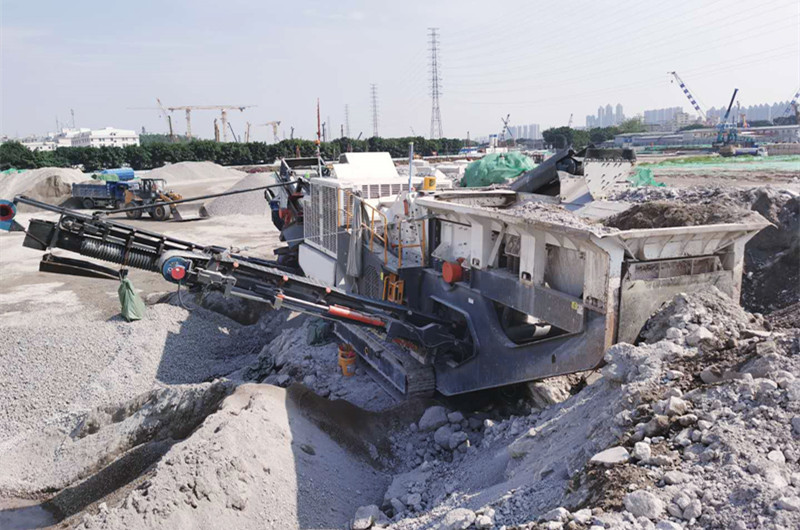 移動(dòng)破碎一體機加工建筑垃圾現場(chǎng)圖