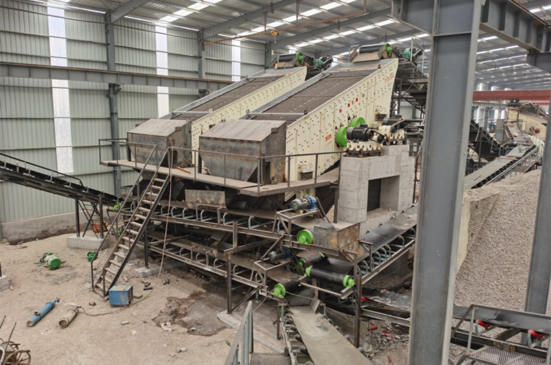 大型沙石料分揀篩分輸送現場(chǎng)