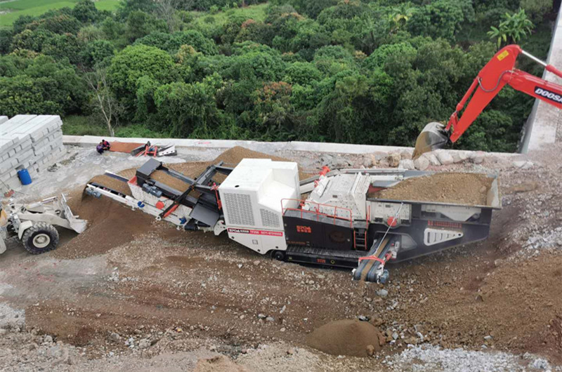 履帶柴油機破碎機現場(chǎng)圖