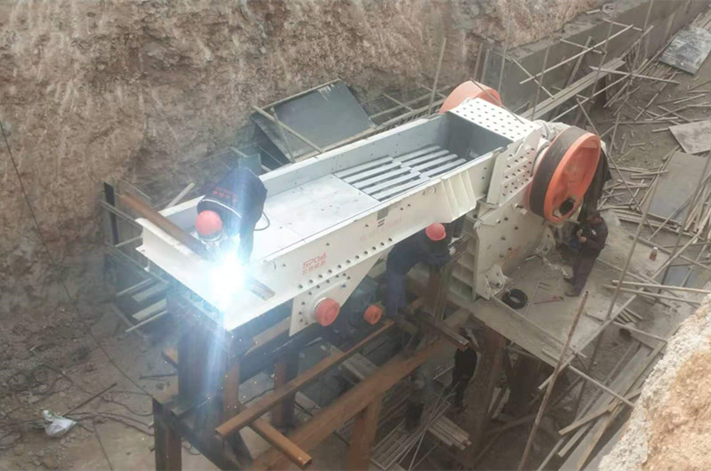 顎式破碎機、給料機安裝現場(chǎng)