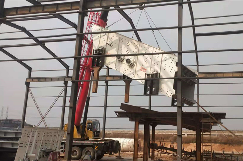 平頂山客戶(hù)工地現場(chǎng)振動(dòng)篩吊裝