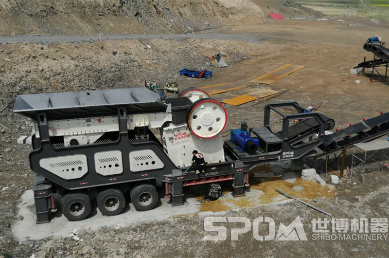 輪胎顎破移動(dòng)破碎車(chē)安裝現場(chǎng)