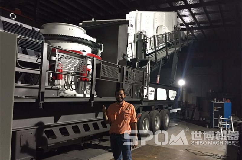 國外客戶(hù)移動(dòng)液壓圓錐破碎機現場(chǎng)圖