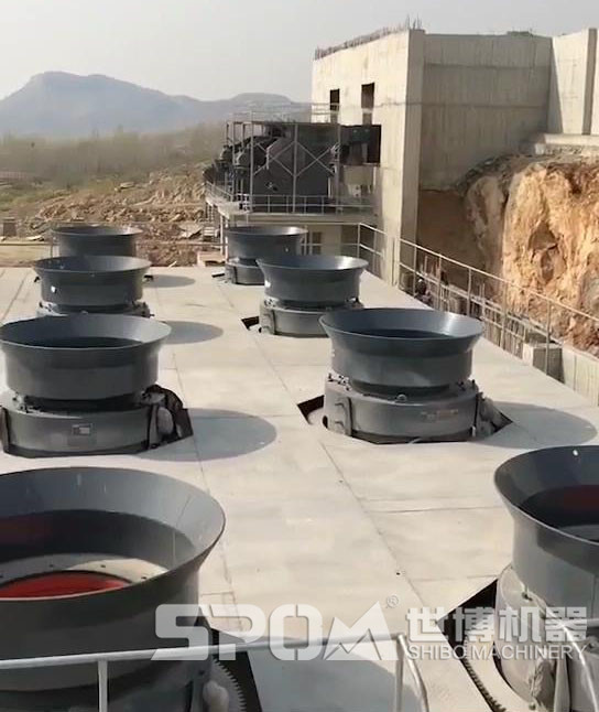 八臺圓錐破碎機，大型圓錐破碎機生產(chǎn)現場(chǎng)圖