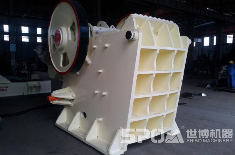 花崗巖粗碎設備顎式破碎機