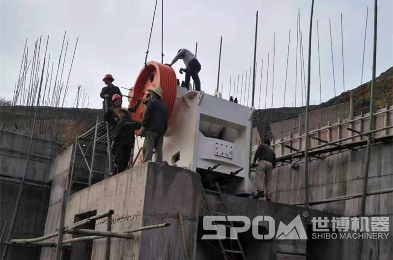 石場(chǎng)大型顎式破碎機安裝現場(chǎng)，需要四五人合力