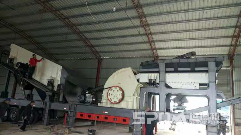 移動(dòng)式重錘破碎機現場(chǎng)圖