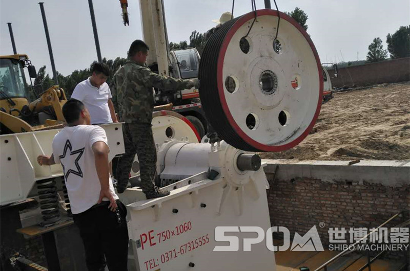 1060碎石機，PE750x1060顎破碎石機安裝現場(chǎng)