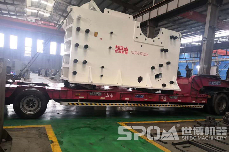 大型顎式破碎機裝車(chē)發(fā)貨，大型顎破機架和飛輪分開(kāi)運輸