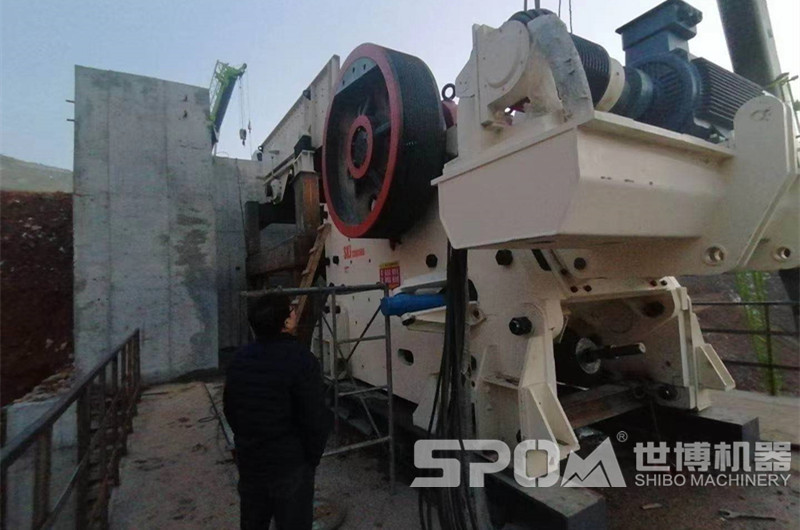 大型顎式石頭破碎機現場(chǎng)圖
