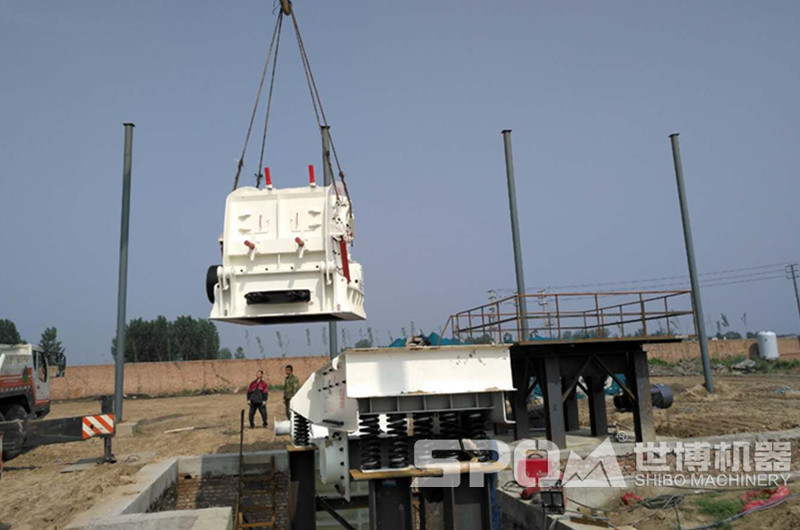 碎石場(chǎng)反擊破吊裝現場(chǎng)