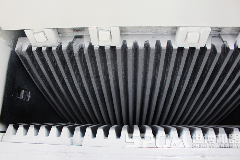 細顎破進(jìn)料口，細齒牙鄂板