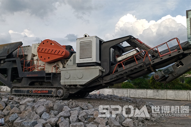 大型履帶顎破移動(dòng)站破碎石頭現場(chǎng)